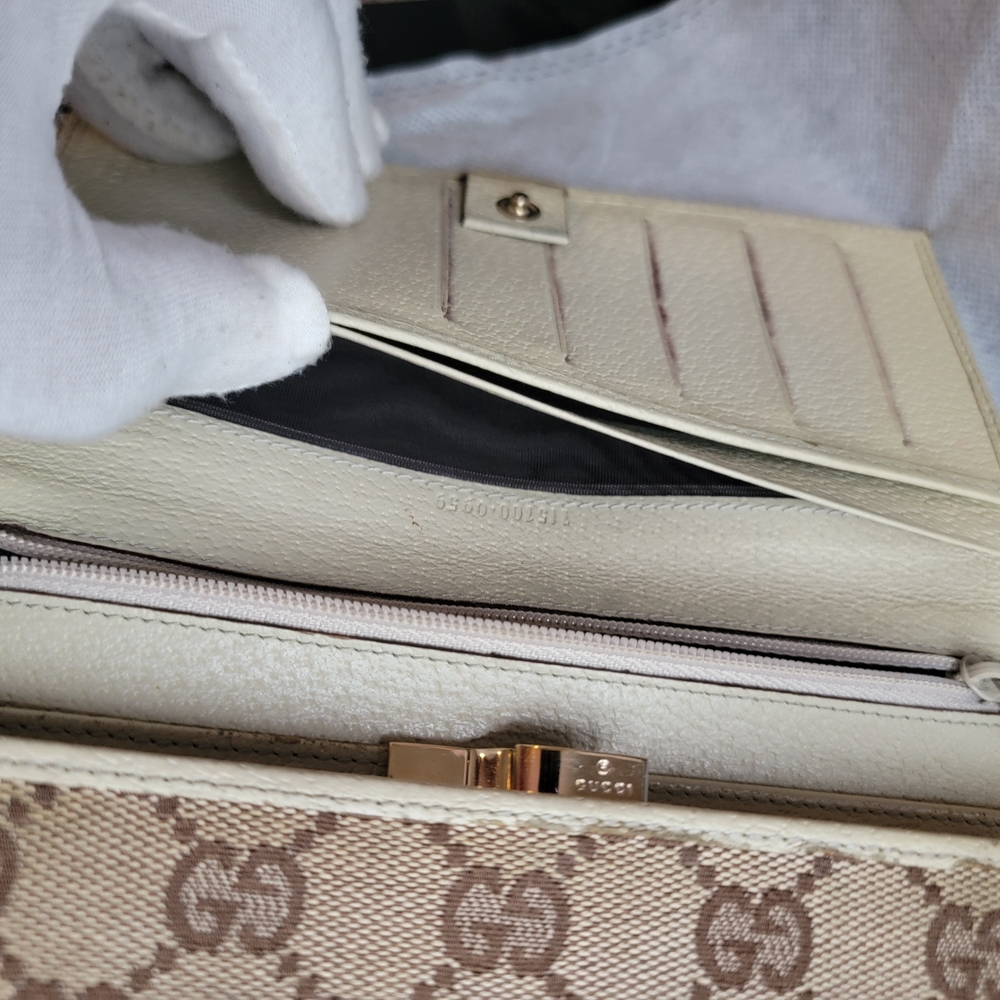 Gucci Tan Monogram Clutch With Kiss Lock - Picture 9 of 15